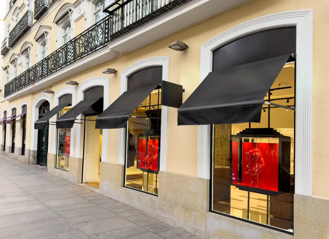 Façade vitrine de magasin en aluminium sur mesure à Petit-Couronne